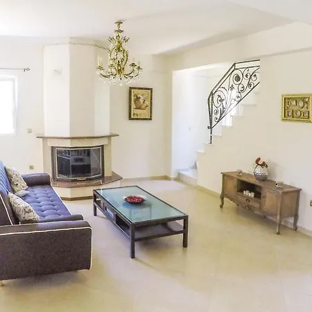 Сasa de vacaciones Stunning In With 4 Bedrooms And Wifi Diakopto