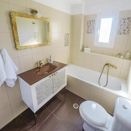 Stunning In With 4 Bedrooms And Wifi 펜션