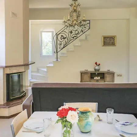 펜션 Stunning In With 4 Bedrooms And Wifi